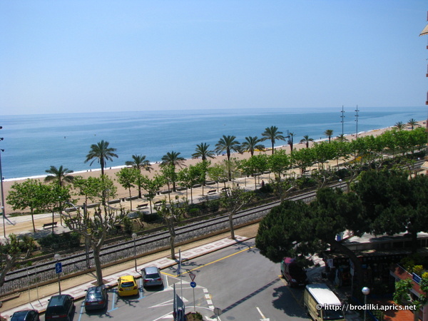 Вид из номера отеля "Маритим" на море и пляж в Калельи
